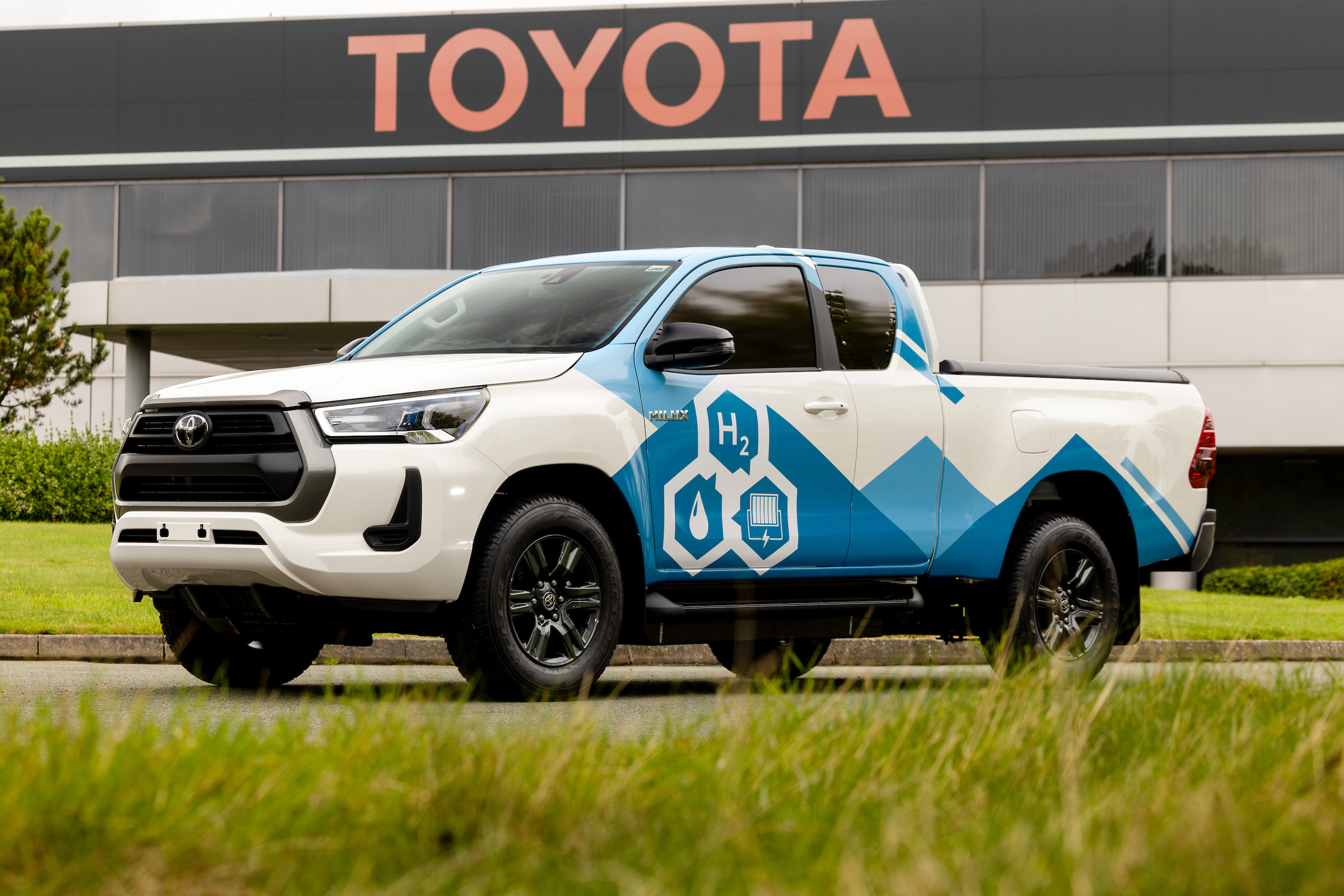 https://e-vehicleinfo.com/global/hydrogen-fuel-cell-electric-hilux-unviled-by-toyota-provides-range-of-600-km/