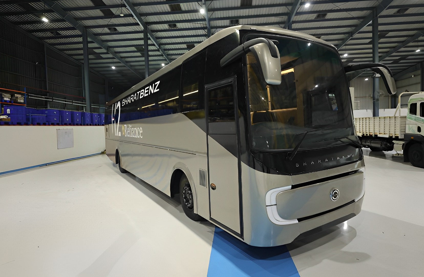https://e-vehicleinfo.com/indias-first-hydrogen-fuel-cell-intercity-luxury-coach-unveiled-by-bharatbenz-reliance-ind/