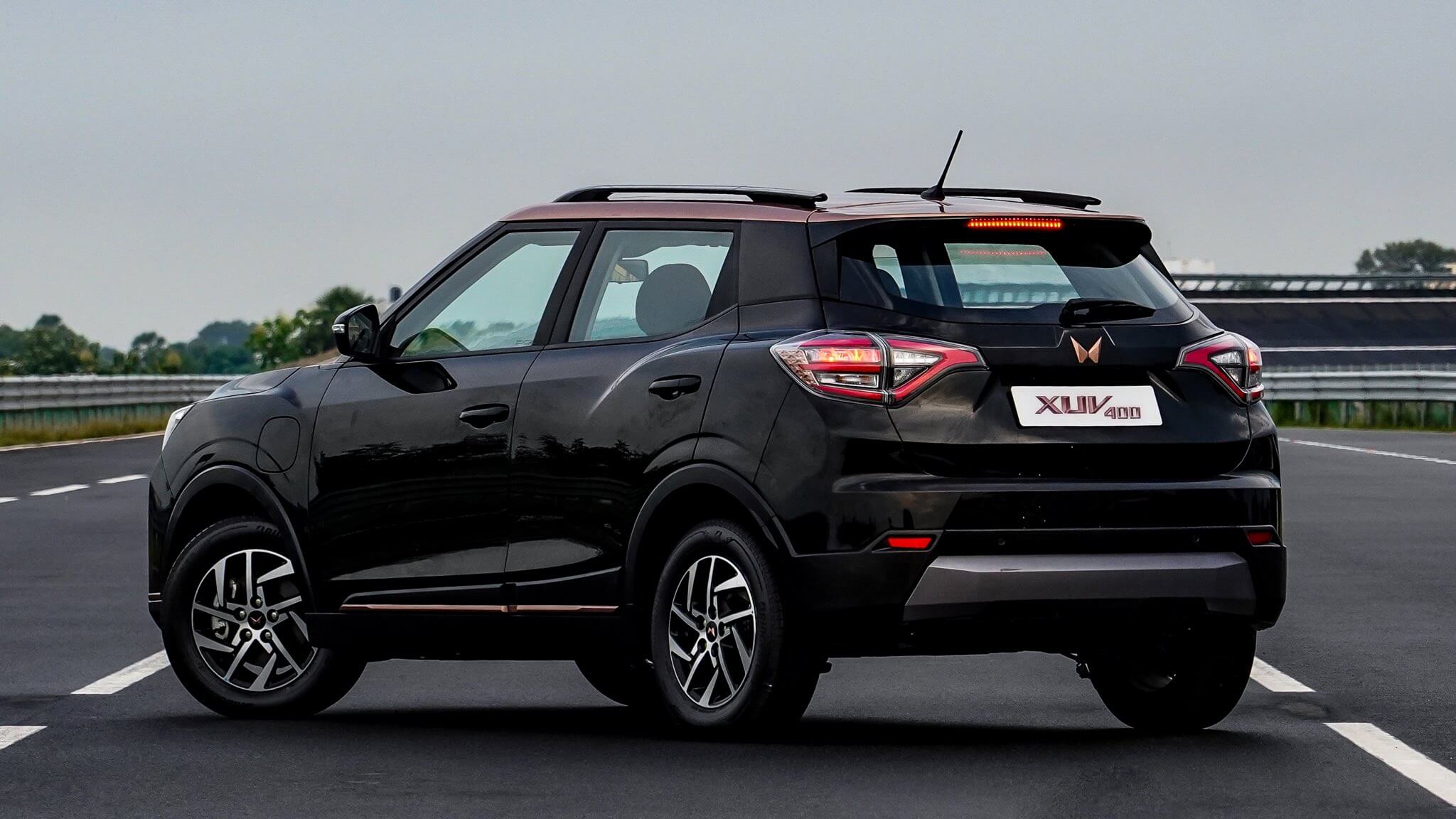 All electric Mahindra XUV400 reveale 1 Mahindra XUV400 EV Price, Range, and Full Specs https://e-vehicleinfo.com/mahindra-xuv400-ev-price-range-full-specs/