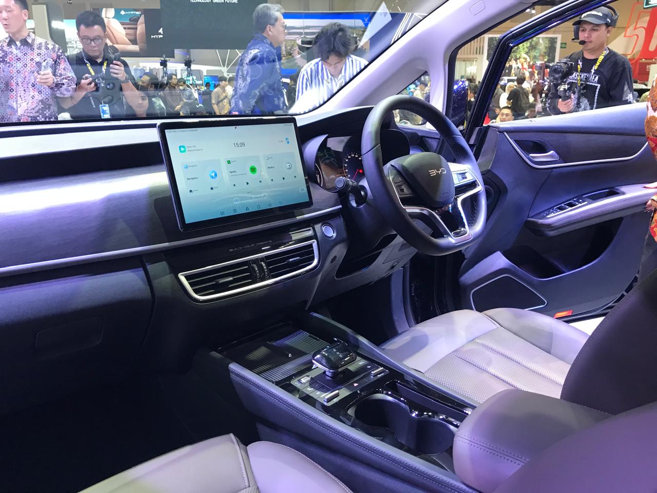 BYD M6 Interior BYD M6 India launch confirmed, know expected price, range and Launch