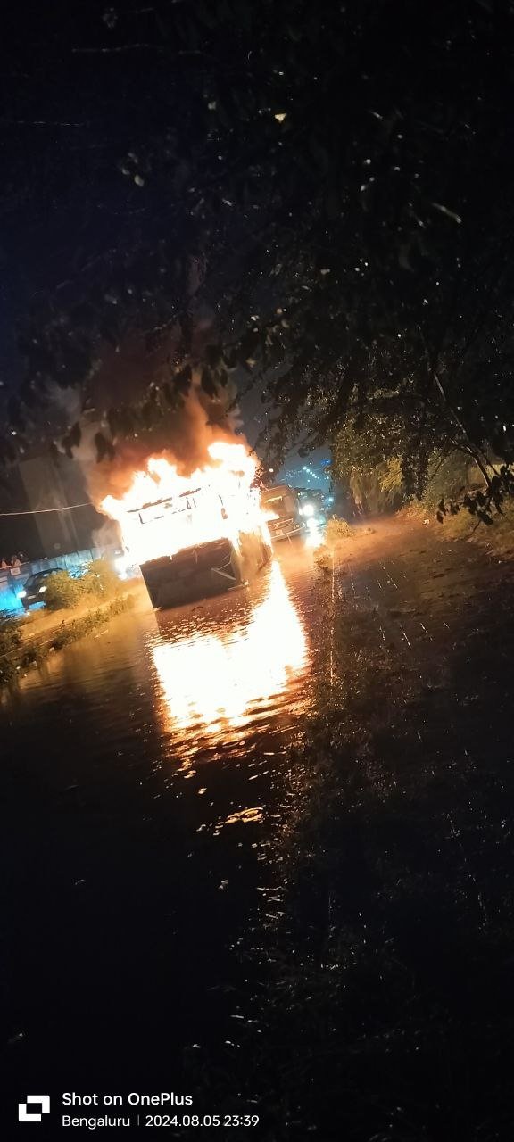 bus fire Electric Bus Caught Fire due to Waterlogging in Bengaluru https://e-vehicleinfo.com/electric-bus-caught-fire-due-to-waterlogging-in-bengaluru/