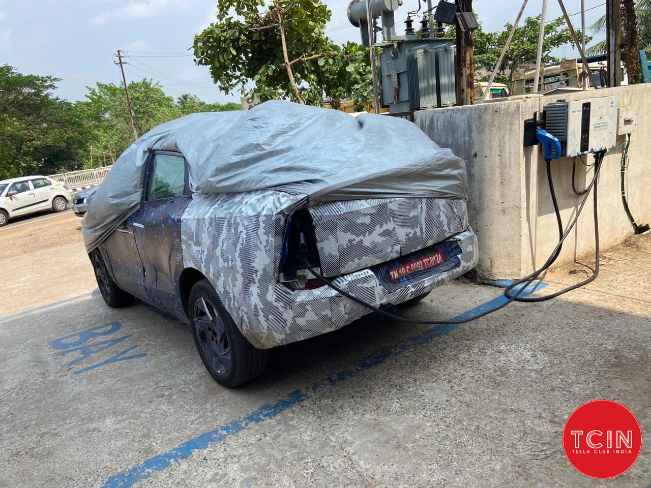 Mahindra XUV.e9 (?) paid Tata Dealership in Bhubaneswar a visit to drink some electrons from Tata charger thereImage Credits : Tesla Club India