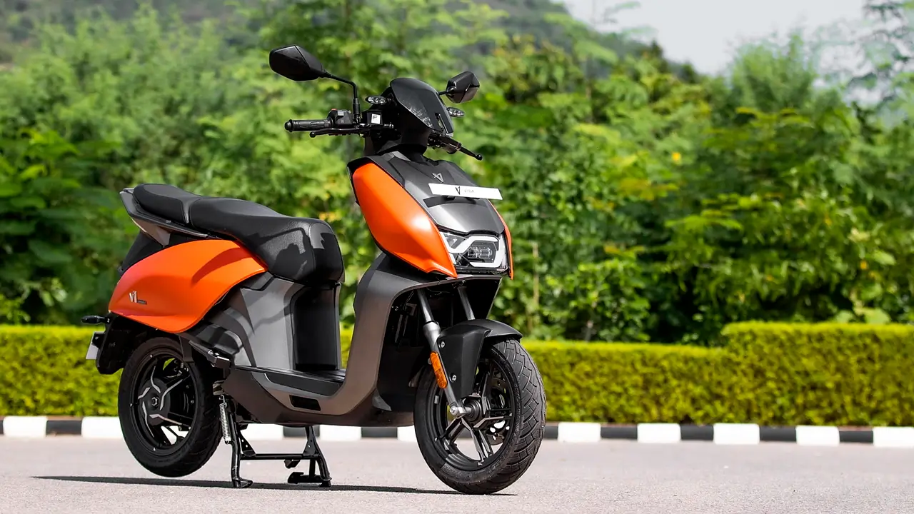 v1 right front three quarter Electric 2-Wheeler Sales Data- September 2024 | Top 10 E2W Companies https://e-vehicleinfo.com/electric-two-wheeler-sales-data-september-2024/