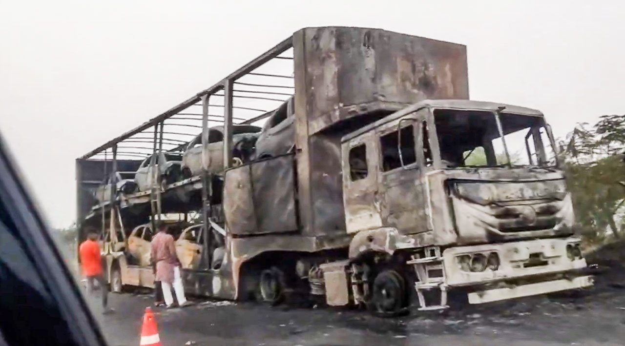 ev fire Container Carrying 8 Electric Cars Catches Fire on Mumbai Highway https://e-vehicleinfo.com/container-carrying-8-electric-cars-catches-fire-on-mumbai-highway/