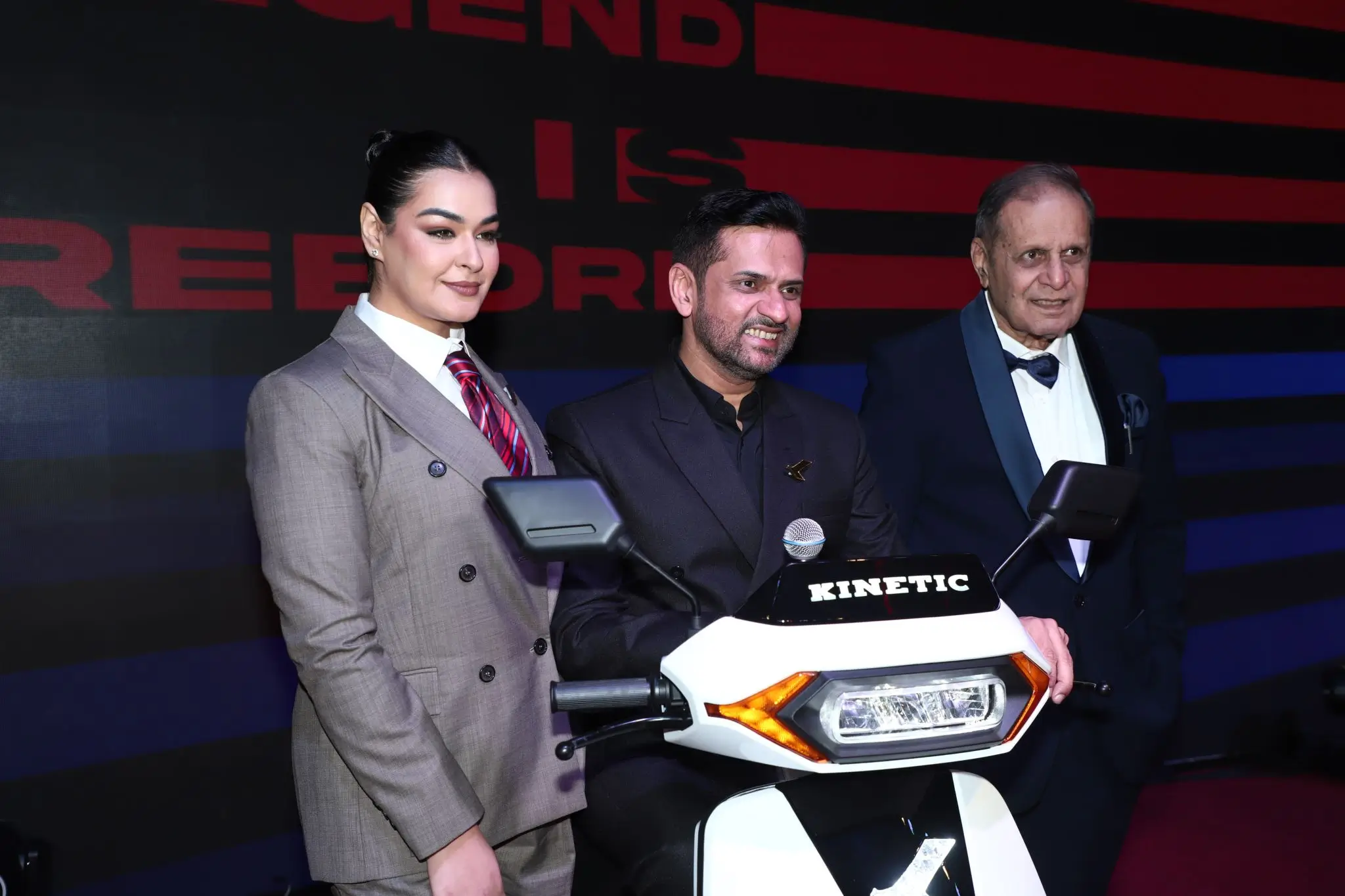 Kinetic DX Electric Scooter Returns! Price Starts at ₹1.11 Lakh with 100+ Km Range 5 Kinetic DX Electric Scooter