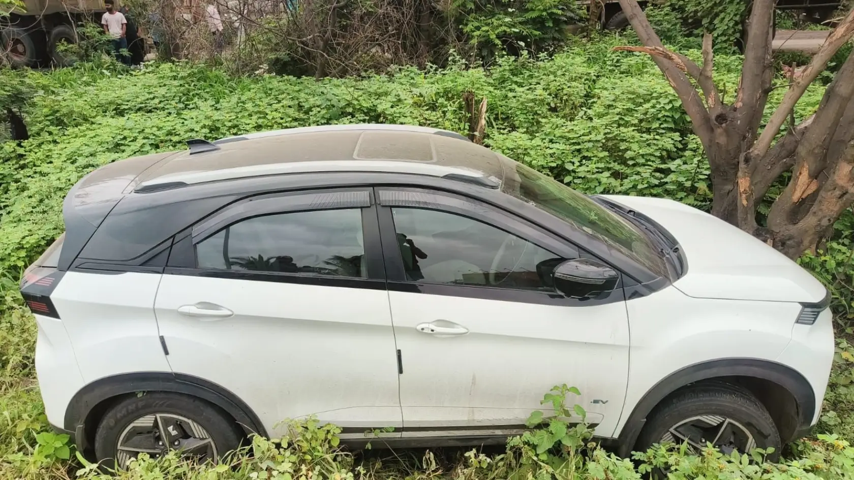 Tata Nexon EV Owner Reports Tyre Burst 
