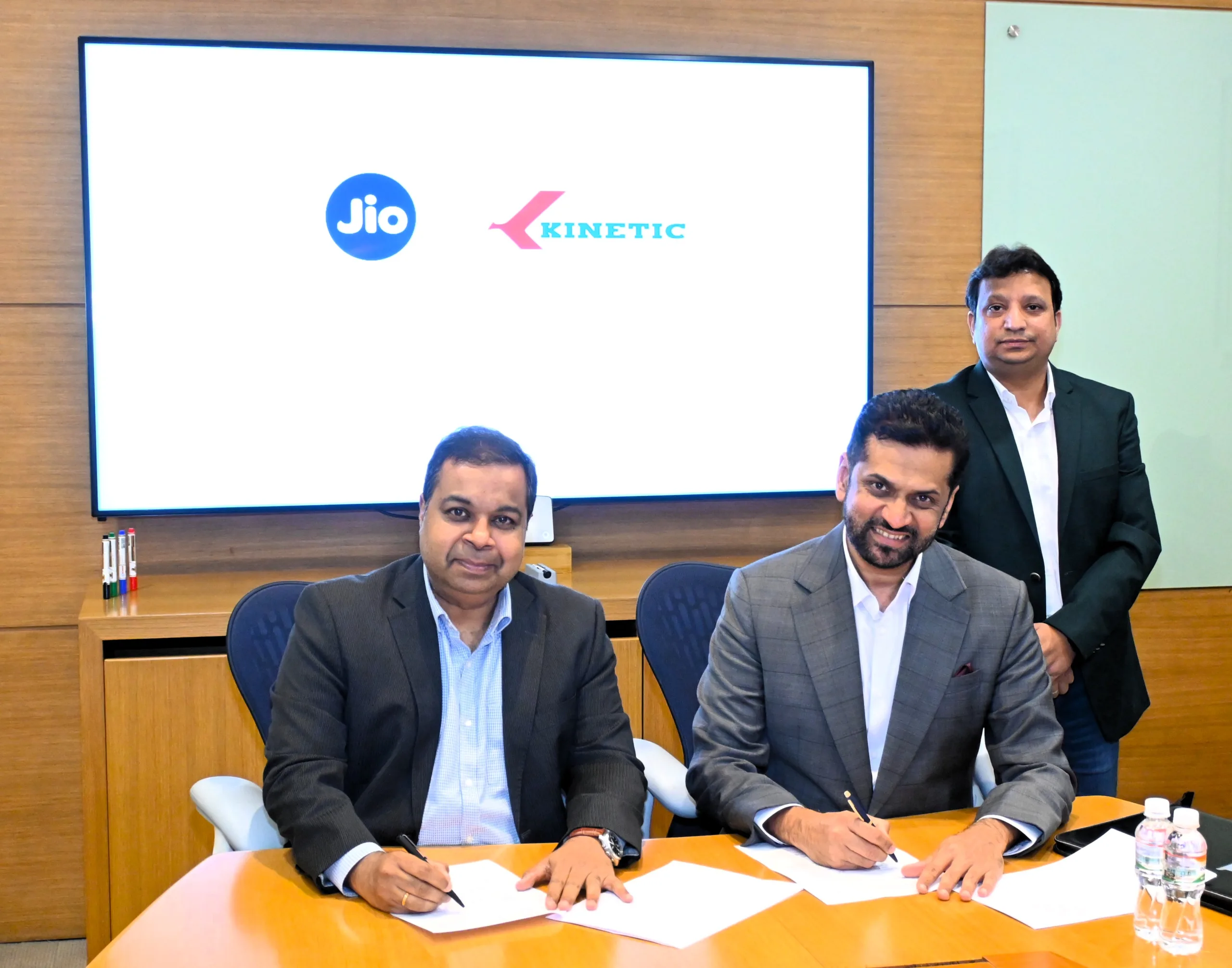 (L-R) Mohan Raju, Vice President & Vertical Head IOT, Jio & Ajinkya Firodia, Vice Chairman & Managing Director, Kinetic Watts and Volts
